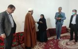 دیدار و سرکشی مسئولان از مادران شهدای والامقام منصور اندیشه و عوض حکیم نژاد در روستای شهرک نهم از توابع بخش سرفاریاب